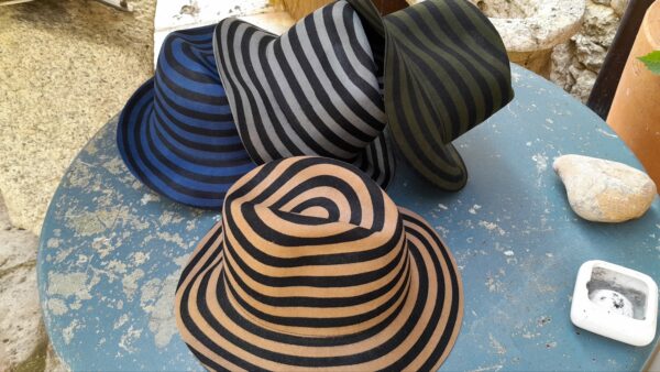 Fedora feltro rigato nero/grigio
Cristina e i suoi Colori - immagine 4